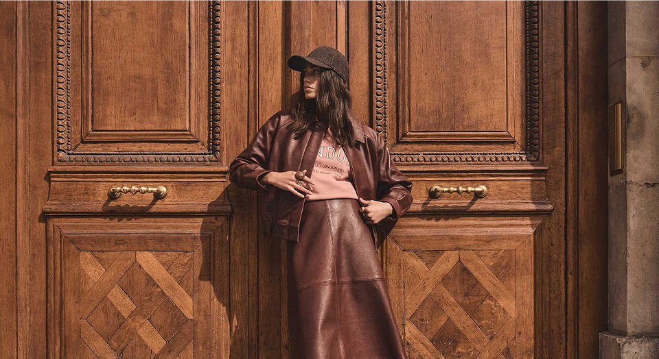 Vrouw in geborduurde jurk, Maison 123 — Retoucheerdienst